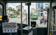 Referencial. Un aviso en las unidades urbanas informa sobre el debate en el Concejo Cantonal por el alza de pasajes en Guayaquil.