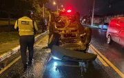 Un vehículo sufrió un accidente de tránsito en el carril de servicio del kilómetro 14,5 de la vía a la costa.