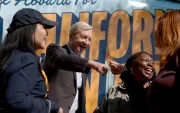 Campaña. El candidato demócrata a la gobernación de California, Tom Steyer, saluda a sus adeptos durante una conferencia de prensa a la que asistió junto a la actriz Jane Fonda.