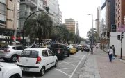 La avenida República de El Salvador, en el hipercentro, es una zona de alta actividad comercial.