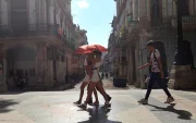 Personas caminan por una calle el 02 de mayo de 2026 en La Habana (Cuba).