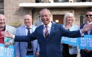 El líder del Partido Reformista, Nigel Farage (C), llega al Ayuntamiento de Havering en Londres, Gran Bretaña, el 8 de mayo de 2026.