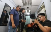Integrantes del mariachi López interpretan un bolero tras afinar sus instrumentos, previo a realizar shows por el Día de la Madre.