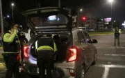 Policías realizan controles nocturnos en Quito durante el toque de queda.