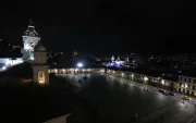 Pasadas las 19:00, la Plaza San Francisco se vacía. Por el toque de queda, las personas se van más temprano de los negocios.