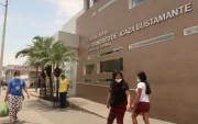 El Hospital Bustamante enfrenta cuestionamientos por irregularidades en fármacos para AME y despidos de personal.