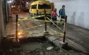 En algunas peatonales, el paso a los vehículos que deben parquearse está limitado.
