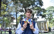 Tomás con el oro de la Copa Mundo y la plata regional.