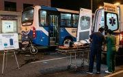 Imagen para simbolizar heridos en siniestro de tránsito llegando al área de emergencias de hospitales en Ecuador, con  con Google Gemini.