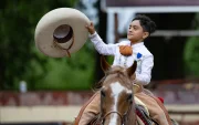 Fotografía que muestra a un joven jinete durante el "Viva Fiesta" en San Antonio, Texas (EE.UU.).