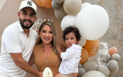 Soledad Barberán y su esposo, René Arreaga, celebran la llegada de una niña a la familia.