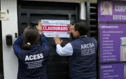 Una foto creada por la IA para representar la clausura de una estética en Urdesa.