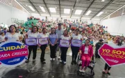 Un grupo de madres que reciben el bono Joaquín Gallegos Lara celebrando su día.