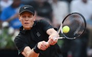 El italiano Jannik Sinner debutó este sábado 9 de mayo en el Masters 1000 de Roma y venció al austríaco Sebastian Ofner en dos sets (6-3 y 6-4), en una hora y cuarenta y un minuto
