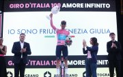 El uruguayo Guillermo Silva del XDS Astana celebra en lo alto del podio como líder.