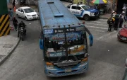 Un bus circula, en la zona de San Roque, en el centro de Quito. Su expediente en la AMT dice que tiene 13 años.