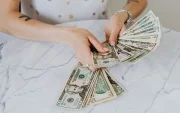 El préstamo quirografario del IESS en 2026 es una alternativa ágil y flexible para quienes necesitan liquidez.