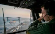 Un militar vigila la situación en el estrecho de Ormuz, por donde hay dificultad para que pase el petróleo, lo que encarece el combustible.