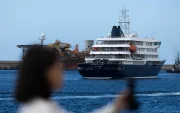 El crucero neerlandés MV Hondius ha repostado combustible este lunes en el puerto de Granadilla de Abona (Tenerife).