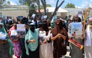Manifestantes protestan contra los desalojos forzosos y los problemas relacionados con la tierra en Mogadiscio, Somalia, el 10 de mayo de 2026.