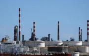 Buques petroleros descargan en la refinería de Lavera, en Martigues, al sur de Francia, el 11 de mayo de 2026.