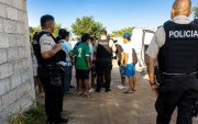 La policía en el lugar del suceso investiga el caso del crimen del joven estudiante