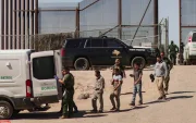 Migrantes detenidos son llevados por miembros de la Patrulla Fronteriza estadounidense a un vehículo, junto al muro fronterizo en El Paso, Texas (EE.UU).