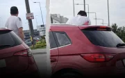 hombre habría orinado desde un vehículo en movimiento