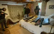 Policía decomisó un arsenal en una hacienda de Machachi durante un operativo contra el crimen organizado.