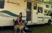 Ivette Martínez junto a su casa rodante en su travesía hacia Alaska