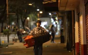 Locales. Comercios formales e informales adelantan cierres por restricciones nocturnas en Quito.