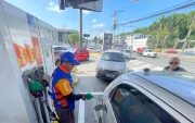 Conductores acudieron masivamente a las estaciones de servicio antes de la entrada en vigencia del nuevo ajuste de precios de los combustibles en Ecuador.