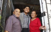 Joaquín Baños y sus abuelos que lo criaron desde los tres años. Para él, son su motor de vida.