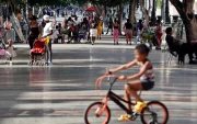 Fotografía del 2 de mayo de 2026 que muestra a personas por el paseo del Prado, en La Habana (Cuba).