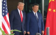 Imagen de archivo del presidente de EE.UU. Donald Trump (L) y el presidente de China Xi Jinping (C).
