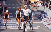 El festejo de Jhonatan Narváez tras ganar a cuarta etapa del Giro de Italia.