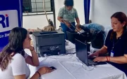 Contribuyentes despejan dudas con técnicos del SRI.