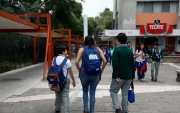 Una madre de familia recoge a sus hijos de una escuela primaria este lunes, en Ciudad de México (México).