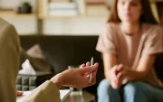 La violencia de género en Ecuador no es un hecho aislado, sino un fenómeno estructural que responde a desigualdades históricas entre hombres y mujeres.