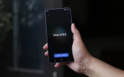 El sistema corre sobre Android 16 (específicamente la actualización QPR2), optimizando el rendimiento