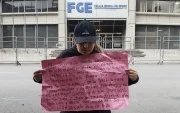 La madre protesta frente a la Fiscalía en Guayaquil, reclamando justicia y la extradición del acusado de violación infantil en el caso Cristina.