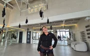 La propuesta busca ofrecer a los asistentes una experiencia integral que activa el cuerpo y luego lo lleva a la serenidad, todo en un mismo lugar.
