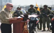 El ministro de Defensa, Gian Carlo Loffredo, entregó 139 motos y camionetas a las Fuerzas Armadas para las operaciones de seguridad en Guayaquil y Guayas.