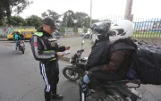 La AMT intensificó los controles a motocicletas en distintos sectores de Quito durante 2026.