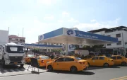 Conductores realizaron largas filas en gasolineras de Guayaquil tras el aumento de combustibles.