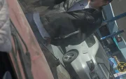 Dos personas bloquearon a un auto para introducir a su vehículo en la fila de una gasolinera en Quito, después de insultar al conductor.