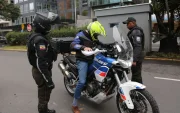 Imagen referencial. La Policía realiza controles a personas y motocicletas en distintos puntos de Quito.