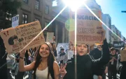 Personas participan en la "Marcha Federal Universitaria" en reclamo de mayores fondos para las casas de altos estudios, en Buenos Aires (Argentina).
