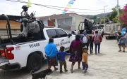 Pobladores salen de los lugares donde se encontraban resguardados en los alrededores donde ocurrió un enfrentamiento en Chilapa, estado Guerrero (México).