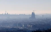 Imagen de archivo de contaminación sobre la ciudad de Barcelona.